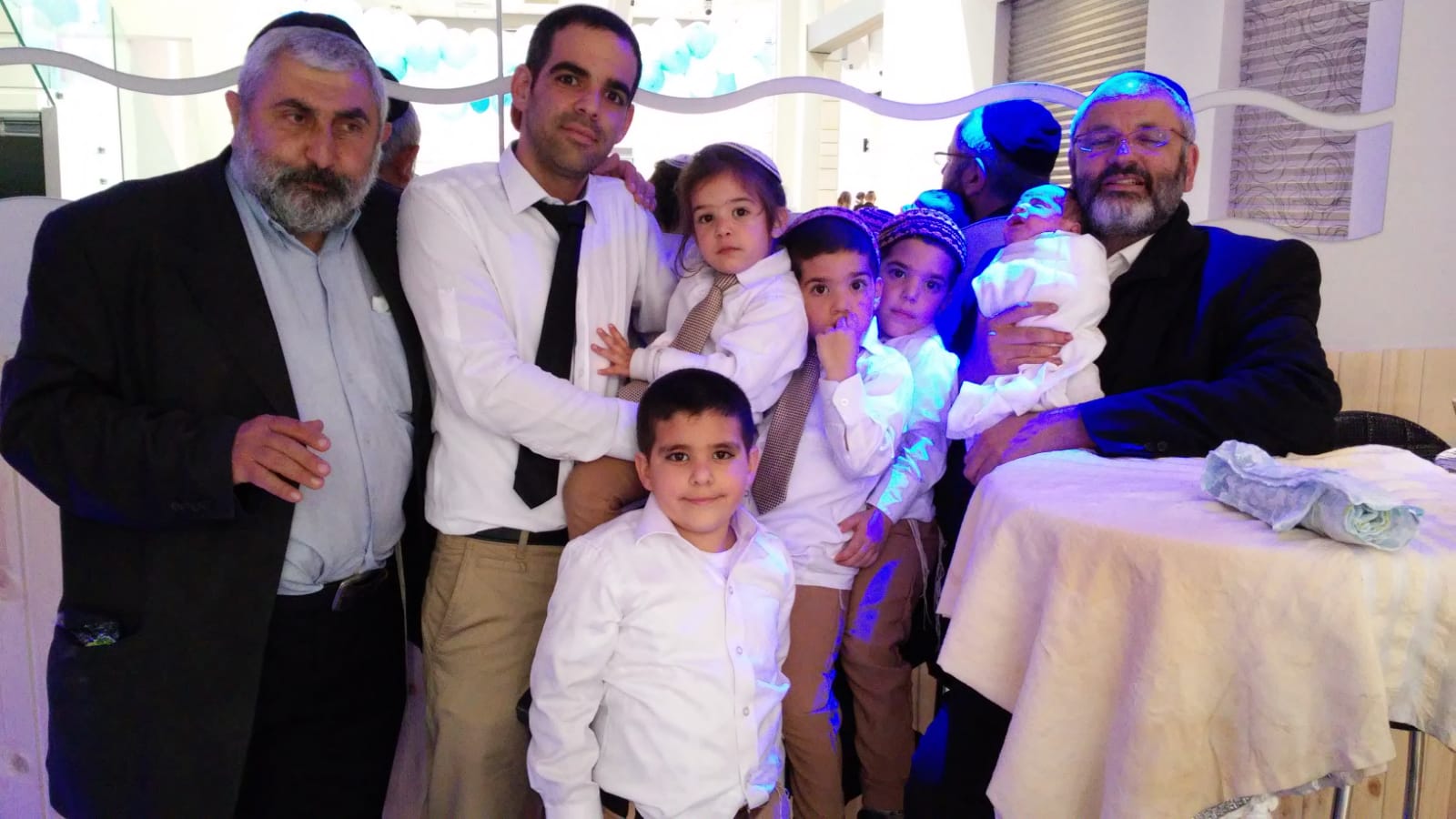 משפחה שהמוהל אברהם סילם מל את כל הבנים