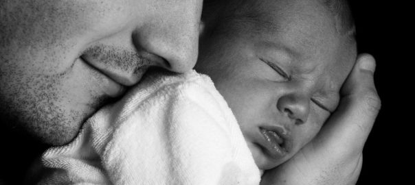 תינוק נולד עם אביו